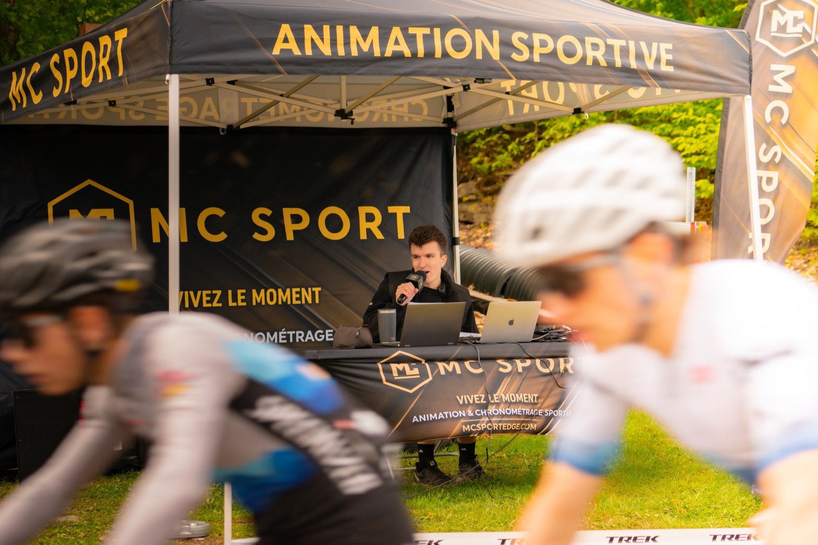 Kiosque d'animation et de chronométrage MC Sport pendant le passage des cyclistes